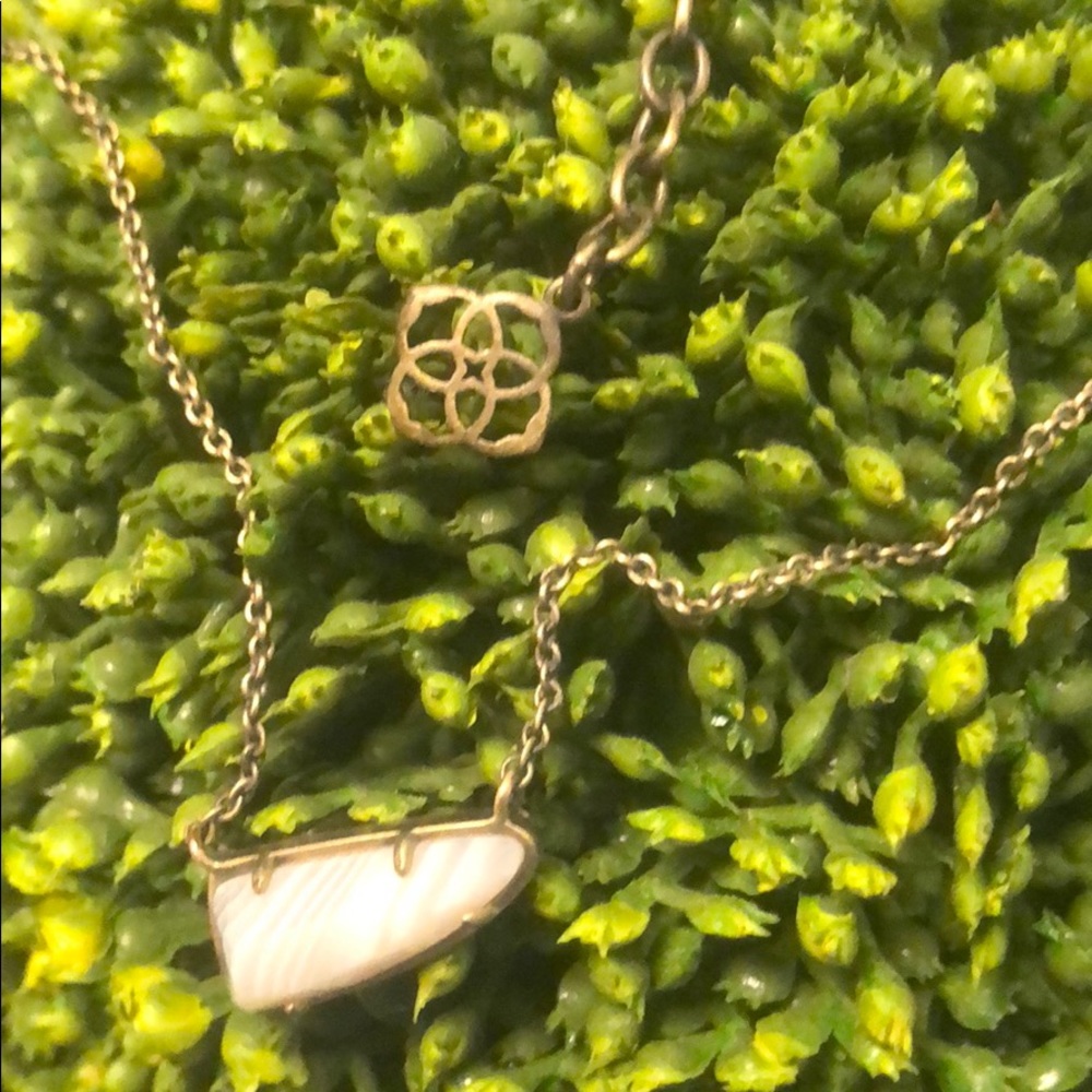 Kendra Scott Etta necklace